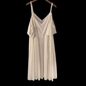 Torrid White Lace Flutter Sleeves V-Neck Lined Tulle Fit‎ Flare Wedding Dress 24